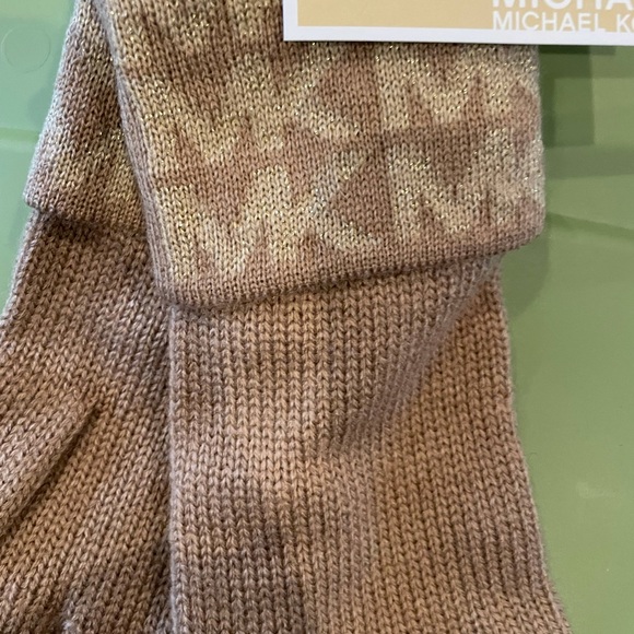 Michael Kors Tan Camel Gold Monogram MK Logo Knit Gloves NWT - Picture 3 of 6